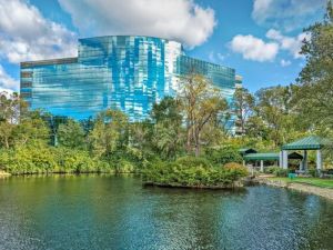 801 pond walkway picture.jpg